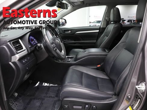 Used 2019 Toyota Highlander XLE AWD/4WD image 14