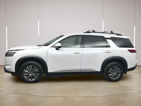 Certified 2025 Nissan Pathfinder SV FWD image 4