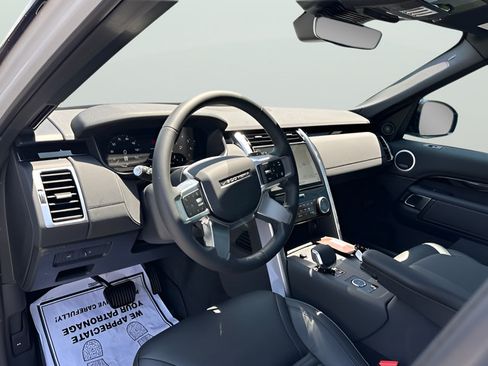 Certified 2025 Land Rover Discovery S AWD/4WD image 21