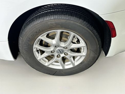 Used 2024 Chrysler Pacifica Touring-L image 11