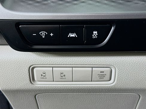 Used 2024 Kia Carnival LX image 16