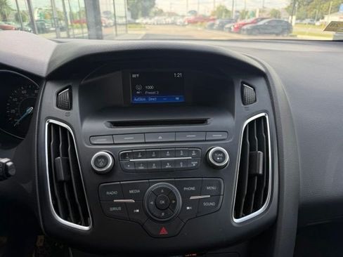 Used 2015 Ford Focus SE w/ Equipment Group 201A FWD image 12