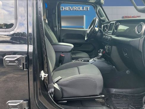 Used 2020 Jeep Wrangler Unlimited Sahara AWD/4WD image 28