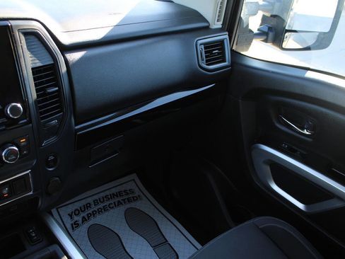 Used 2024 Nissan Titan SV w/ SV Convenience Package image 17