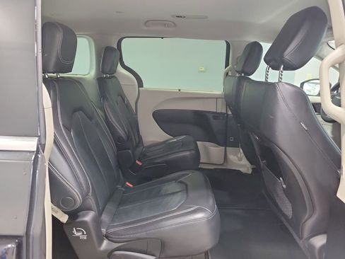 Used 2022 Chrysler Pacifica Touring-L AWD/4WD image 19