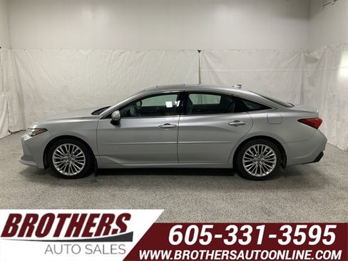 Used 2019 Toyota Avalon Limited image 1
