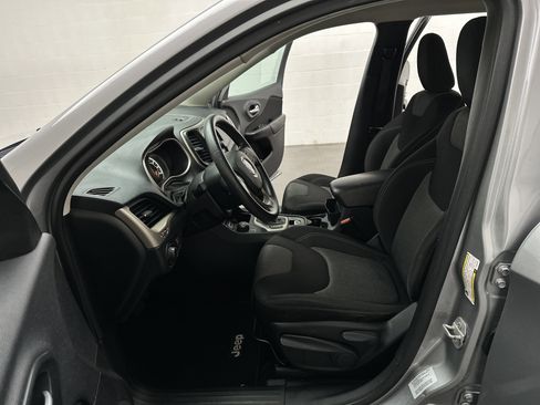 Used 2015 Jeep Cherokee Sport image 16