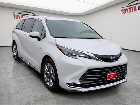 Certified 2024 Toyota Sienna Platinum image 6