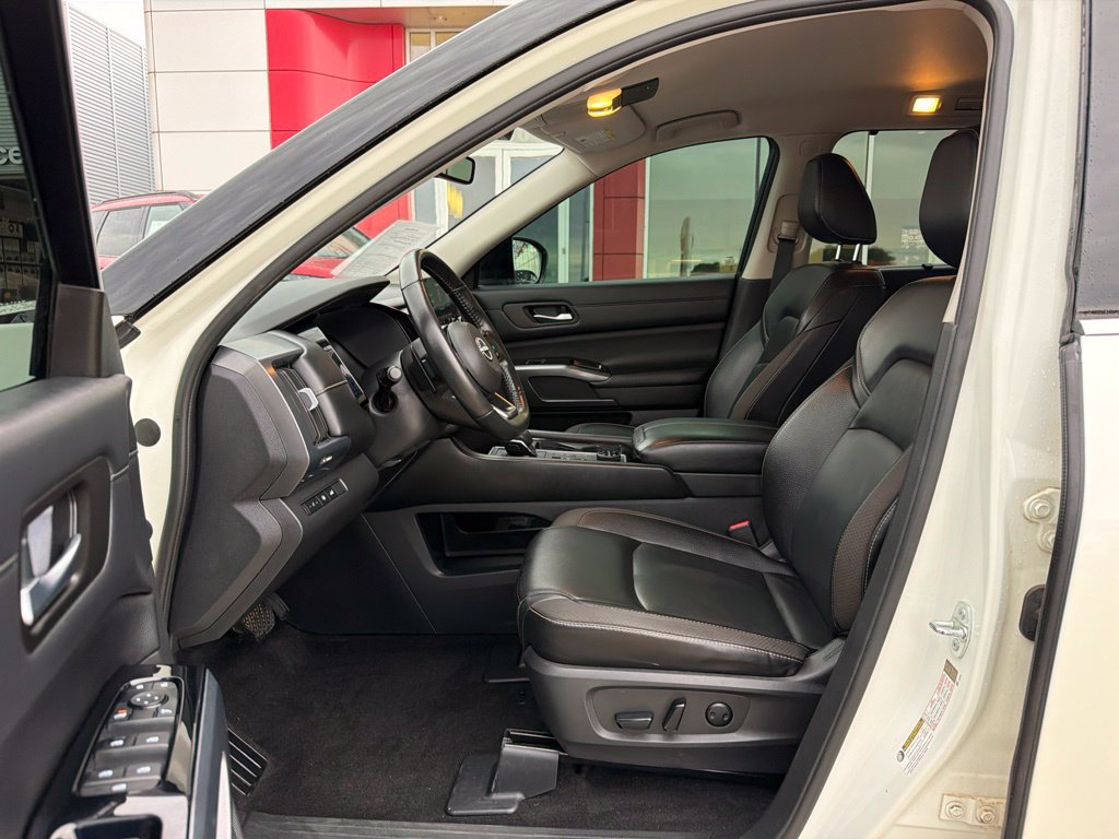 Used 2023 Nissan Pathfinder SL w/ Lighting Package (N92) AWD/4WD image 13