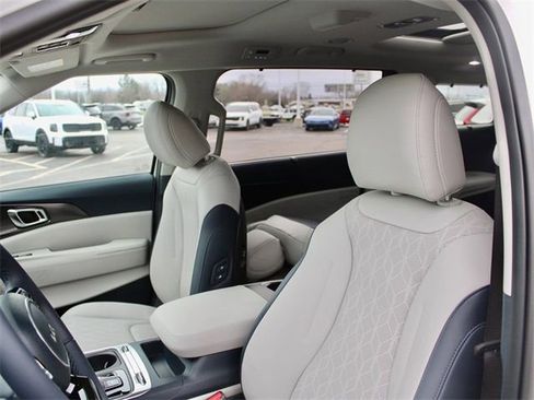 New 2025 Kia Carnival SX w/ SX Dark Edition Package FWD image 6