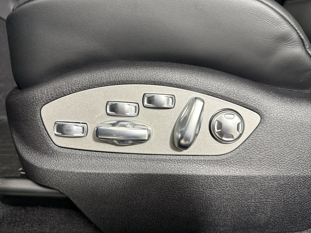 Certified 2026 Porsche Macan Turbo AWD/4WD image 39