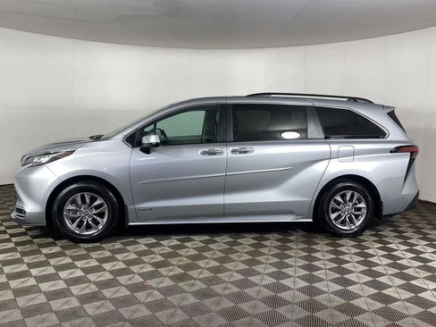 Used 2021 Toyota Sienna XLE AWD/4WD image 28