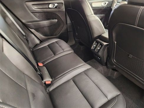 Used 2025 Volvo XC40 B5 Core image 31