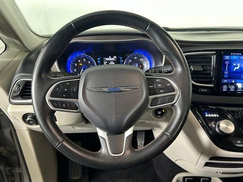 Used 2017 Chrysler Pacifica Touring-L FWD image 15