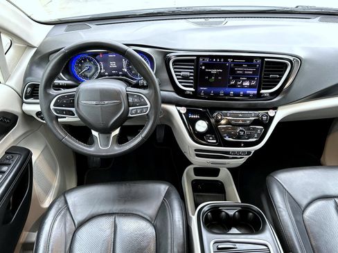 Used 2022 Chrysler Pacifica Touring-L FWD image 14