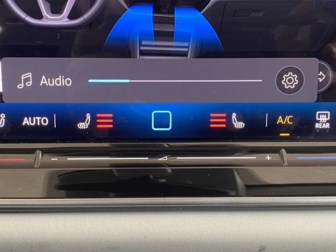 Used 2025 Volkswagen Tiguan SE w/ Panoramic Sunroof Package image 14