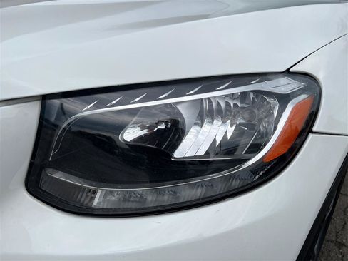 Used 2019 Mercedes-Benz GLC 300 4MATIC image 19