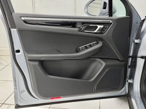 Certified 2025 Porsche Macan image 25