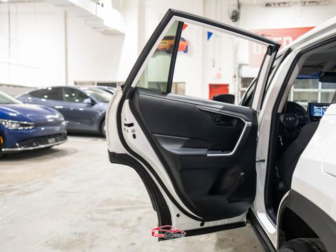 Used 2020 Toyota RAV4 LE image 39