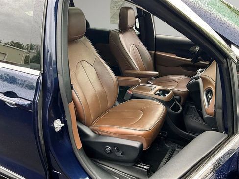 Used 2018 Chrysler Pacifica Limited w/ Tire & Wheel Group FWD image 29