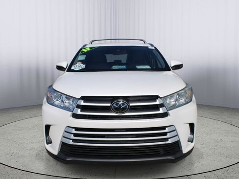 Used 2017 Toyota Highlander XLE image 3