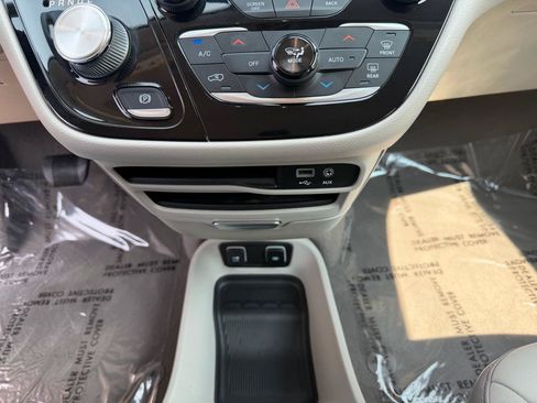 Used 2017 Chrysler Pacifica Touring-L FWD image 17