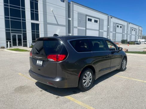 Used 2020 Chrysler Voyager L image 5