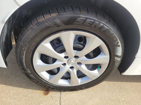 Used 2020 Toyota Corolla LE image 6