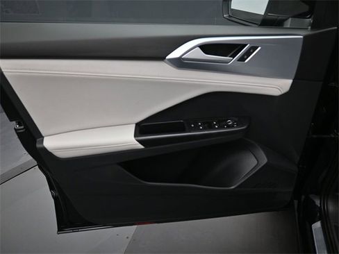 Certified 2025 Volkswagen Taos SE w/ Panoramic Sunroof Package image 11