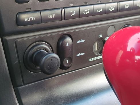 Used 2002 Ford Thunderbird image 25