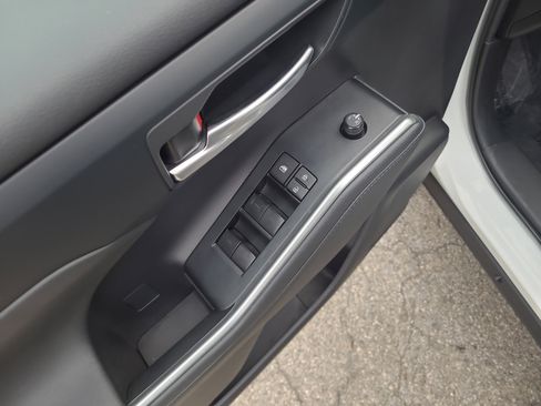 Used 2023 Toyota Highlander XLE image 14