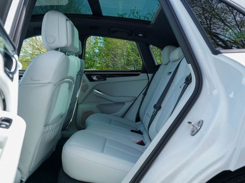 Certified 2025 Porsche Macan AWD/4WD image 32