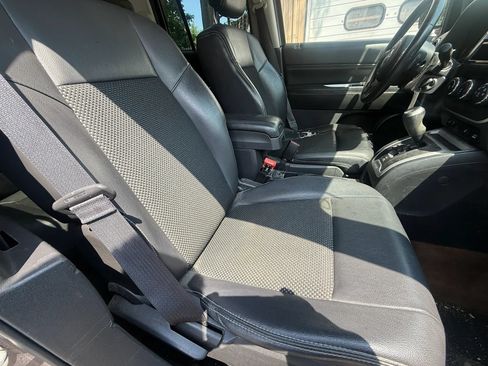 Used 2014 Jeep Compass Latitude w/ Sun/Sound Group AWD/4WD image 9