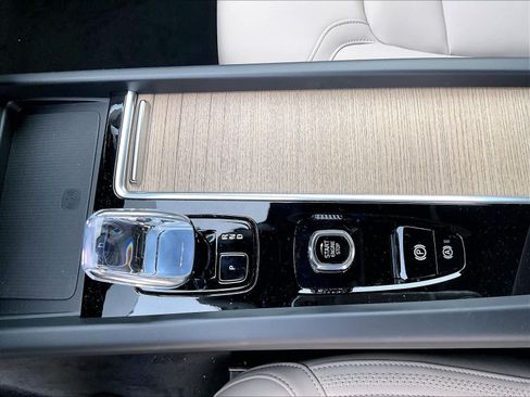 New 2026 Volvo XC60 T8 Plus w/ Climate Package PRO AWD/4WD image 10