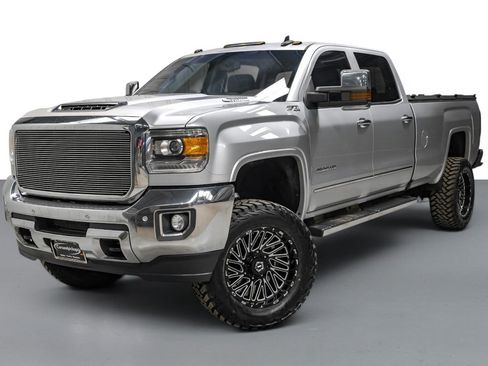 Used 2019 GMC Sierra 3500 SLT w/ Duramax Plus Package AWD/4WD image 4