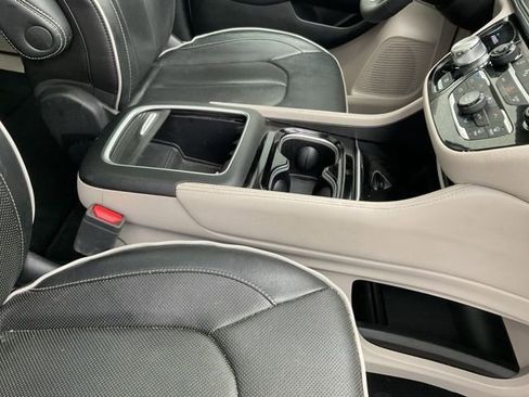 Used 2023 Chrysler Pacifica Limited image 20