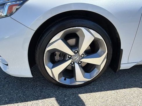 Used 2018 Honda Accord Touring image 10