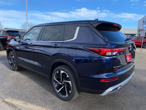 New 2025 Mitsubishi Outlander SE image 3