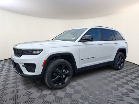 Used 2023 Jeep Grand Cherokee Altitude AWD/4WD image 6