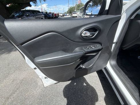 Used 2021 Jeep Cherokee Latitude Plus AWD/4WD image 12