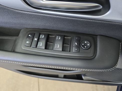 Certified 2025 Chrysler Pacifica Limited FWD image 30