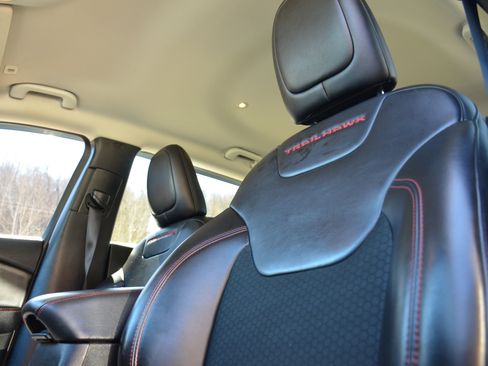 Used 2019 Jeep Cherokee Trailhawk w/ Cold Weather Group image 19