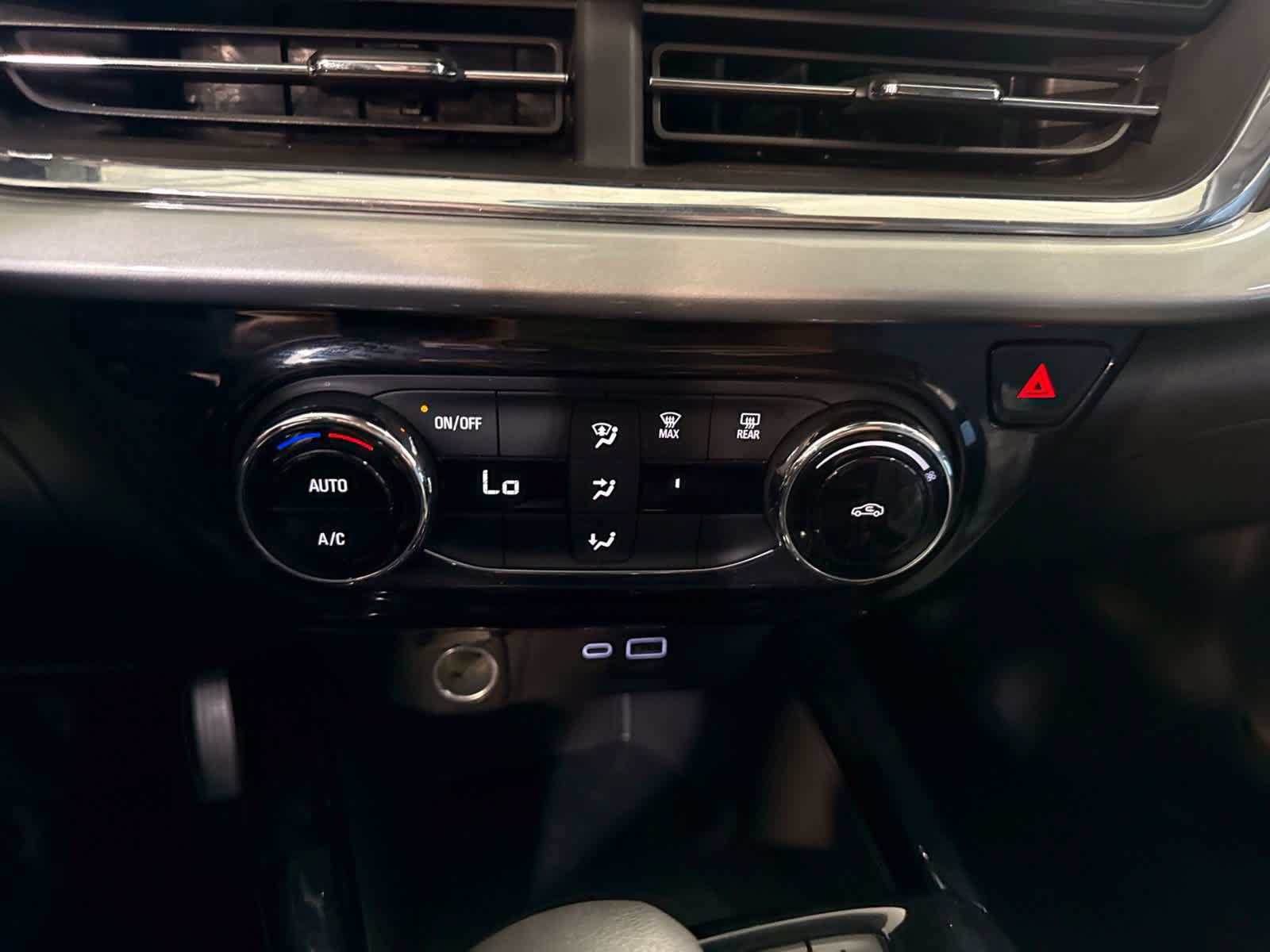 Used 2025 Chevrolet Trax LT FWD image 28