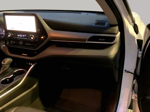 Used 2023 Toyota Highlander XLE FWD image 16