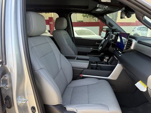Used 2025 Toyota Tundra Limited AWD/4WD image 33