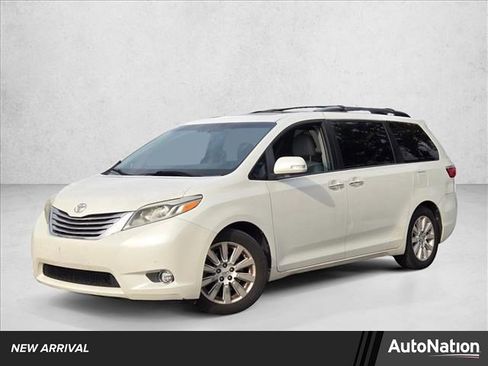 Used 2015 Toyota Sienna Limited image 1