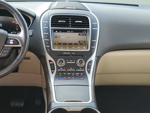 Used 2019 Lincoln Nautilus Reserve w/ Driver Assistance Package FWD image 18