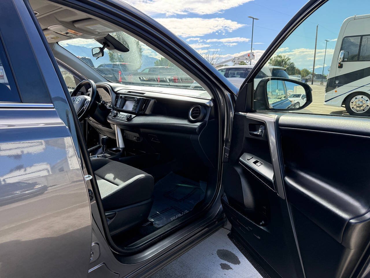 Used 2018 Toyota RAV4 XLE w/ Plus Extra Value Package AWD/4WD image 23