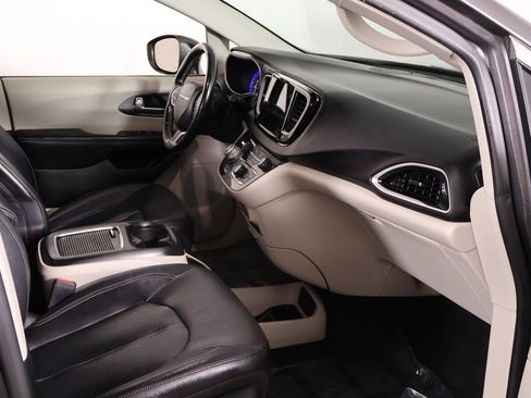 Used 2022 Chrysler Pacifica Touring-L image 22
