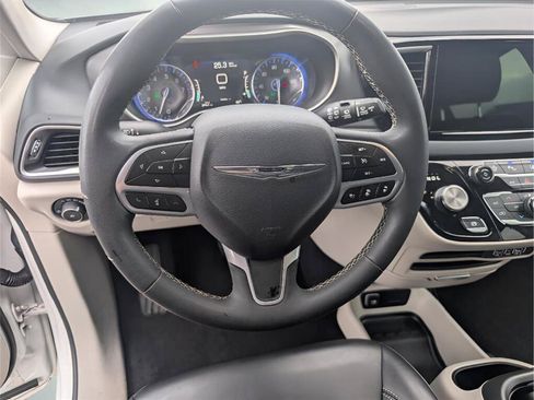 Used 2023 Chrysler Pacifica Touring-L FWD image 15